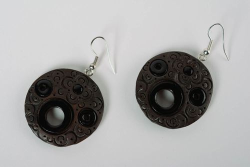 Pendientes de arcilla artesanales en técnica de cocción a través de leche pintados - MADEheart.com
