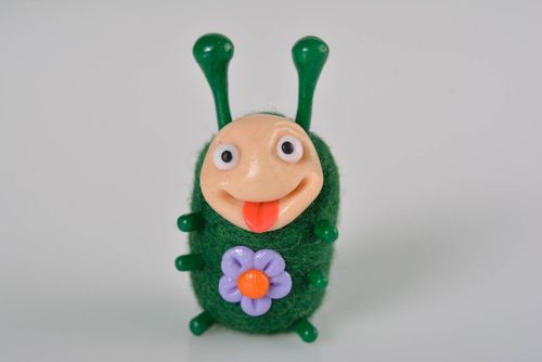 Muñeco de fieltro hecho a mano figura decorativa de color verde regalo original - MADEheart.com