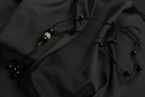 Pingente num fio em cor preto  - MADEheart.com