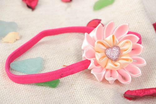 Grelles schönes rosa Mädchen Haarband mit Blume Kanzashi Technik handmade - MADEheart.com