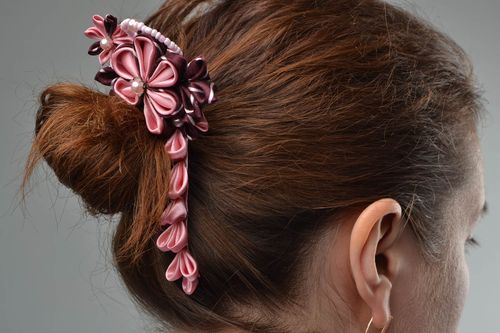 Необычная заколка для волос из атласных лент ручной работы в технике канзаши - MADEheart.com