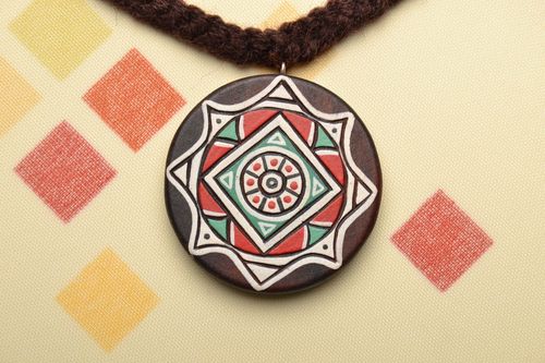 Ethnischer Anhänger aus Holz - MADEheart.com