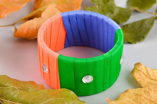 Pulsera hecha a mano con piedras de estrás accesorio de mujer bisutería de moda  - MADEheart.com