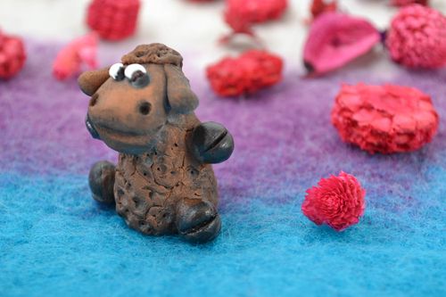 Figurine en céramique petite brebis faite main marron décoration et cadeau - MADEheart.com