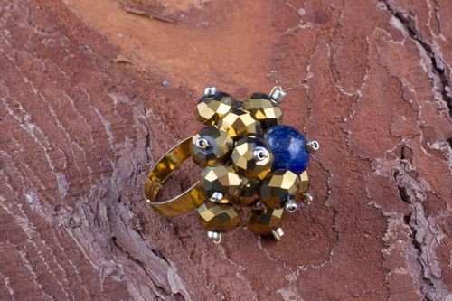 Голубое кольцо из лазурита и хрусталя золотого цвета внутренний диаметр 17  - MADEheart.com