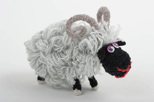 Doudou mouton Peluche faite main en fils synthétiques Cadeau pour enfant - MADEheart.com