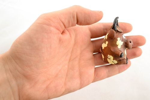 Figurine taureau en argile peinte faite main - MADEheart.com