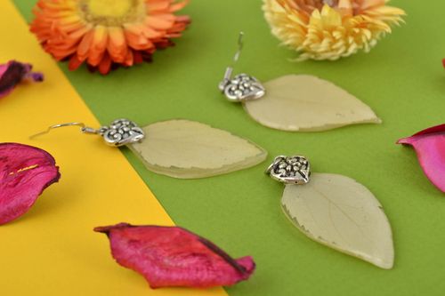 Boucles doreilles et pendentif en résine époxy avec feuilles faits main - MADEheart.com