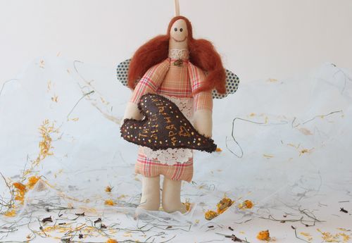 Bambola morbida in cotone fatta a mano pupazzo tessile con cuore bello - MADEheart.com