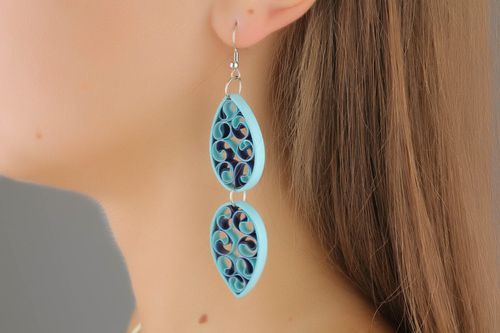 Brincos gotas com padrão de papel acessório feminino feito à mão em técnica quilling - MADEheart.com