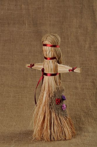 Boneca-talismã decorada com serapilheira - MADEheart.com