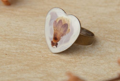 Белое кольцо с настоящим цветком в эпоксидной смоле - MADEheart.com