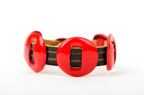Pulsera de cuero hecha a mano regalo original brazalete artesanal color rojo - MADEheart.com