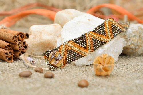 Breites handgemachtes Armband aus Glasperlen künstlerisch geometrische Schlange - MADEheart.com