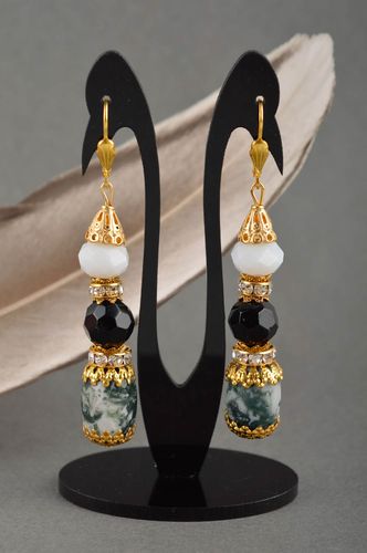 Orecchini pendenti con perline fatti a mano bigiotteria originale da donna - MADEheart.com