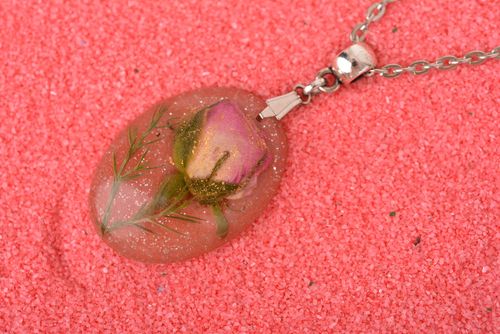 Pendentif design résine époxy Bijou fait main ovale fleur séchée Bijou femme - MADEheart.com