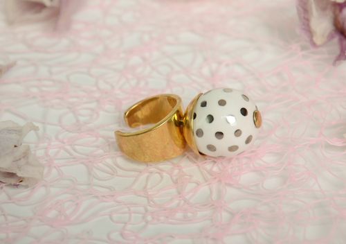 Красивое кольцо из керамики с латунной основой ручной работы женское авторское - MADEheart.com