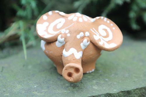 Estatueta de cerâmica na forma de elefante. - MADEheart.com