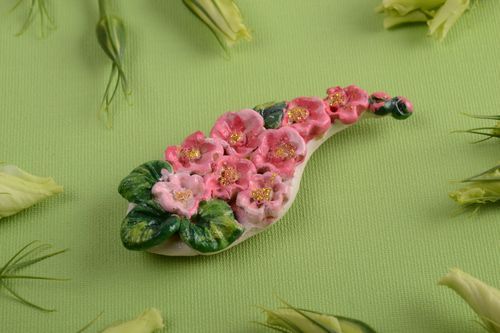 Aimant frigo artisanal rose avec fleurs de forme originale fait main peint - MADEheart.com