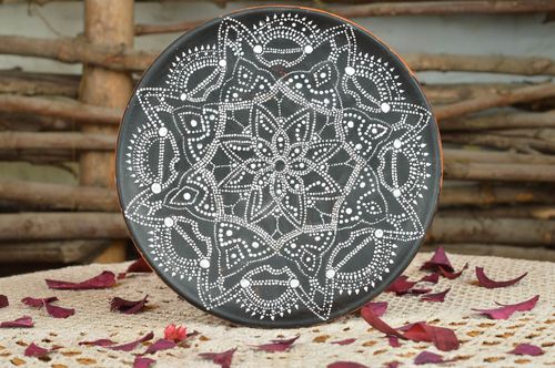 Керамическая тарелка декоративная с точечной росписью круглая хэнд мэйд черная - MADEheart.com