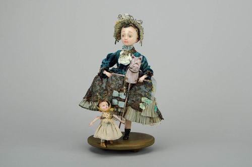 Boneca autoral Pesentes do Natal - MADEheart.com