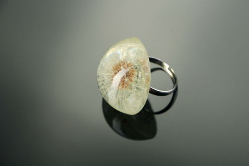 Кольцо из одуванчика, покрытого эпоксидной смолой - MADEheart.com