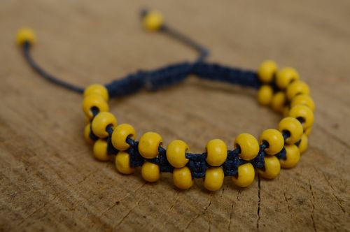 Two-row macrame bracelet made of waxed cord and wooden beads - MADEheart.com