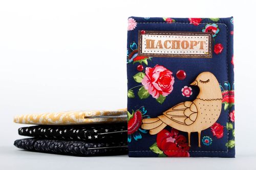 Funda de pasaporte hecha a mano accesorio de cartón regalo original para amiga  - MADEheart.com