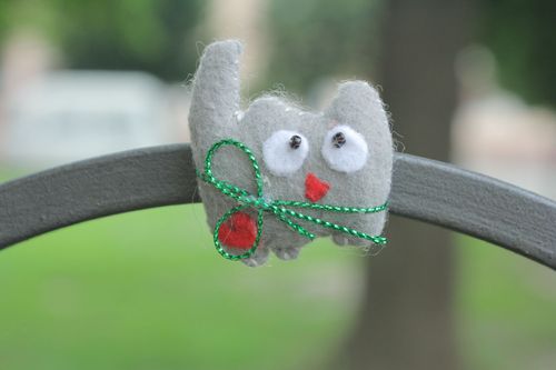 Homemade felt fridge magnet Gray Cat - MADEheart.com