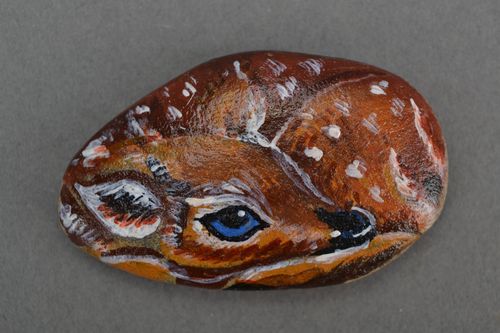 Caillou de mer peint animal Daim - MADEheart.com