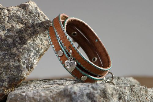 Leather bracelet on the hand with rivets - MADEheart.com