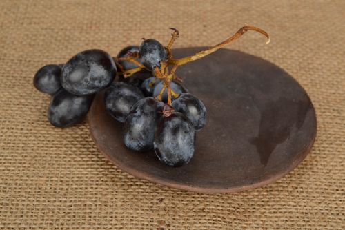 Pires plana feita de argila de cor marrom escuro - MADEheart.com