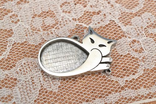 Handmade Schmuck Anhänger Rohling aus Metall in Form der Katze aus Lötzinn - MADEheart.com