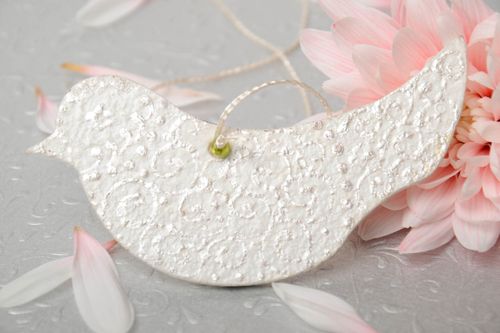 Colgante de madera pintado con acrílicos hecho a mano con abalorios Pájaro - MADEheart.com