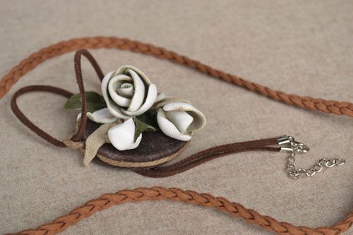 Pendentif fleurs blanches Bijou fait main en cuir Cadeau pour femme original - MADEheart.com