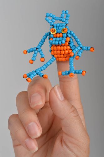 Пальчиковая игрушка лягушка синяя забавная из китайского бисера ручной работы - MADEheart.com