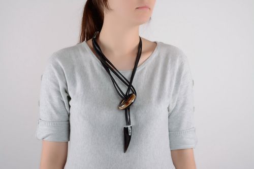 Anhänger mit Lederband Kringel - MADEheart.com