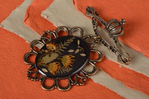 Beautiful vintage handmade botanical brooch coated with epoxy - MADEheart.com