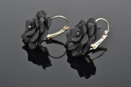 Gehänge Ohrringe aus Polymerton Schwarze Rosen - MADEheart.com
