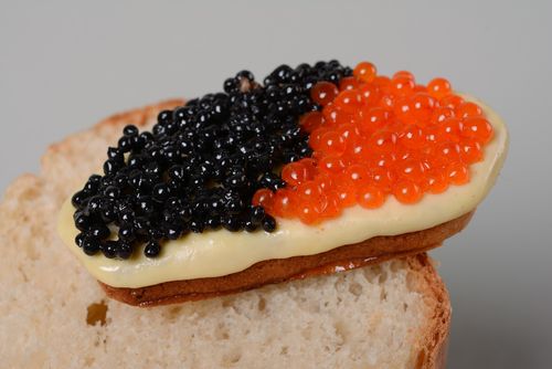 Imán de nevera artesanal con forma de bocadillo con caviar de arcilla polimérica - MADEheart.com