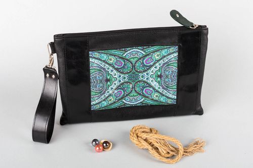 Tasche Clutch in Schwarz mit Print mit Riemen handmade aus Kunstleder - MADEheart.com