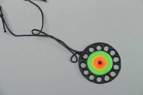 Colgante de arcilla polimérica fluorescente en cordón Ojo - MADEheart.com