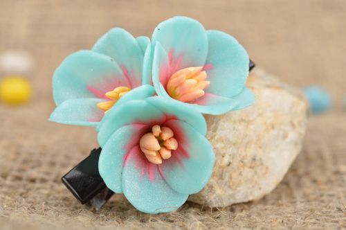 Pince à cheveux bec faite main en pâte polymère bleue petite belle accessoire - MADEheart.com