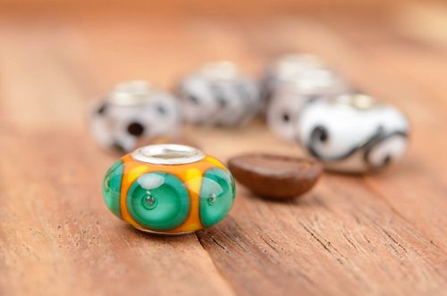 Handgemachte Glasperle farbig bunt grell Lampwork Perle Schmuckperle zum Basteln - MADEheart.com