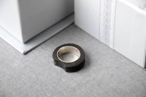 Необычное кольцо хэнд мейд женское кольцо из бетона черное массивная бижутерия - MADEheart.com