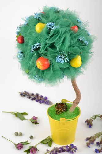 Топиарий дерево счастья из фатина с декоративными фруктами ручной работы - MADEheart.com