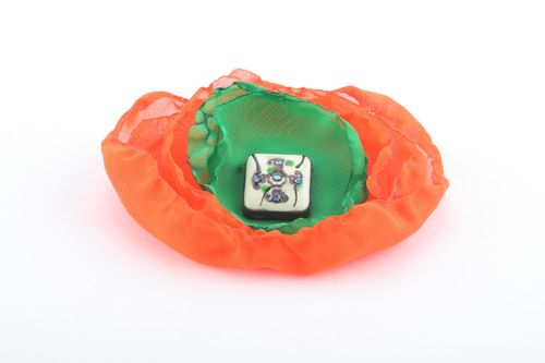 Broche têxtil em forma de uma flor feito à mão  - MADEheart.com