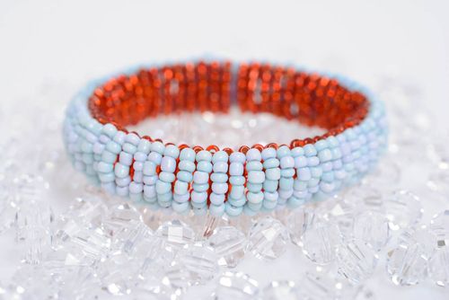 Bracelet fait main de créateur rouge blanc en perles de rocaille bijou femme - MADEheart.com