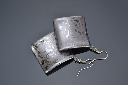 Brincos com pingentes quadrados - MADEheart.com