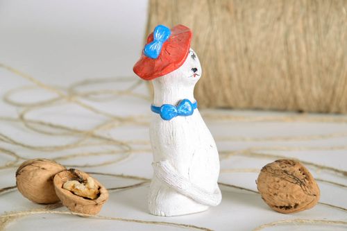 Estatueta decorativa de cerâmica pintada com tintas acrílicas na forma de um gato - MADEheart.com
